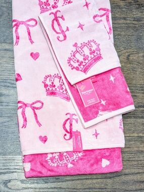 New 2pc PINK Reversible Juicy Couture Crown Coquette Bows Bath + Hand Towel Set